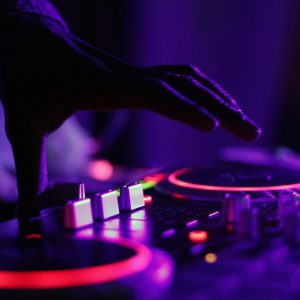 hand, turntable, dj-1850120.jpg